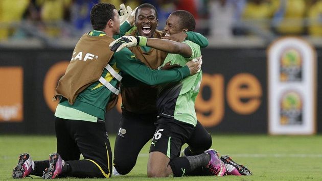 Senzo Meyiwa (uprostřed) se už nikdy do fotbalové branky nepostaví. Senzo Meyiwa (uprostřed) se už nikdy do fotbalové branky nepostaví.