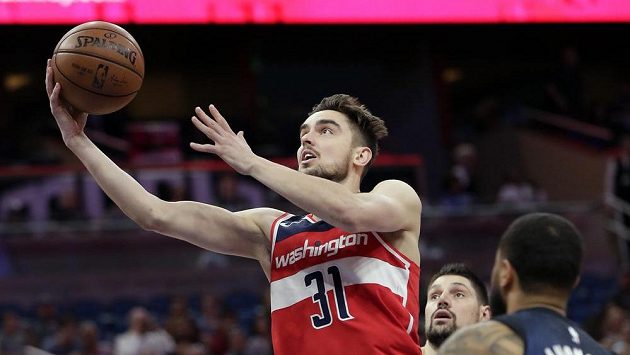 Tomás Satoranský (31) z Washingtonu při utkání s Orlandem. Tomás Satoranský (31) z Washingtonu při utkání s Orlandem.