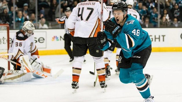 Český útočník Tomáš Hertl zařídil gólem postup svého týmu San Jose Sharks do druhého kola play off. Český útočník Tomáš Hertl zařídil gólem postup svého týmu San Jose Sharks do druhého kola play off.