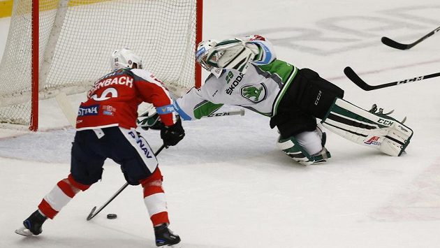 Tyler Redenbach skóruje ještě v dresu Pardubic. Nyní si podobné kousky slibují od kanadského útočníka v Liberci. Tyler Redenbach skóruje ještě v dresu Pardubic. Nyní si podobné kousky slibují od kanadského útočníka v Liberci.