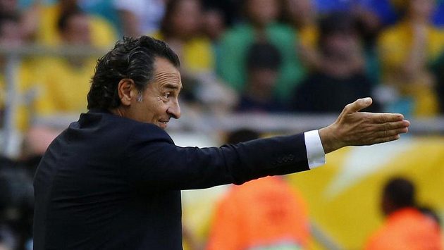Italský kouč Prandelli gestikuluje směrem ke svému mužstvu během utkání s Brazilci. Italský kouč Prandelli gestikuluje směrem ke svému mužstvu během utkání s Brazilci.