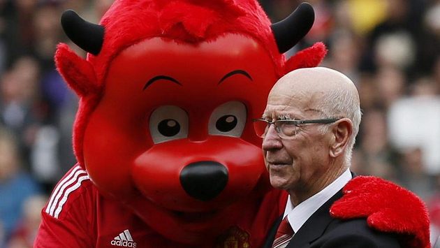 Sir Bobby Charlton s maskotem Manchesteru United. Sir Bobby Charlton s maskotem Manchesteru United.