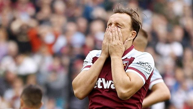 Anglický záložník Mark Noble po neproměněné penaltě Anglický záložník Mark Noble po neproměněné penaltě
