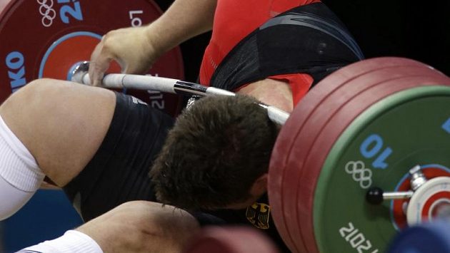 Německý vzpěrač Matthias Steiner skončil pod tyčí. Německý vzpěrač Matthias Steiner skončil pod tyčí.