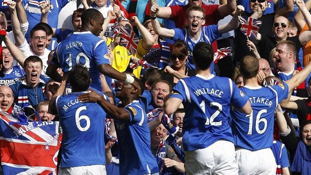 Sone Aluko (vlevo) slaví se svými spoluhráči z Glasgow Rangers v derby proti Celitku. Sone Aluko (vlevo) slaví se svými spoluhráči z Glasgow Rangers v derby proti Celitku.