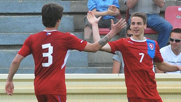 Tomáš Kunc (vpravo) a Jaroslav Svozil se radují po prvním gólu do sítě slovenské jednadvacítky. Tomáš Kunc (vpravo) a Jaroslav Svozil se radují po prvním gólu do sítě slovenské jednadvacítky.