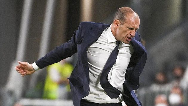 Rozčilený kouč Juventusu Massimiliano Allegri během duelu s AC Milán. Rozčilený kouč Juventusu Massimiliano Allegri během duelu s AC Milán.
