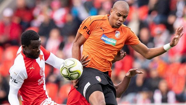 Michael Ngadeu ze Slavie a Jean-David Beauguel z Viktorie Plzeň během utkání nadstavby. Michael Ngadeu ze Slavie a Jean-David Beauguel z Viktorie Plzeň během utkání nadstavby.