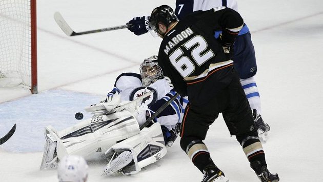 Ondřej Pavelec zasahuje proti Patrickovi Maroonovi z Anaheimu. Ondřej Pavelec zasahuje proti Patrickovi Maroonovi z Anaheimu.