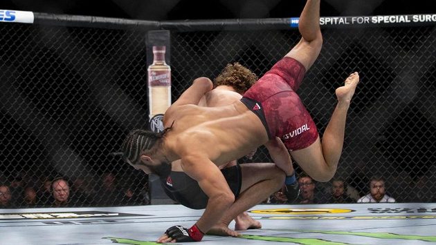 Jorge Masvidal během krátkého souboje s Benem Askrenem. Masvidal zápas ovládl po pěti vteřinách. Jorge Masvidal během krátkého souboje s Benem Askrenem. Masvidal zápas ovládl po pěti vteřinách.