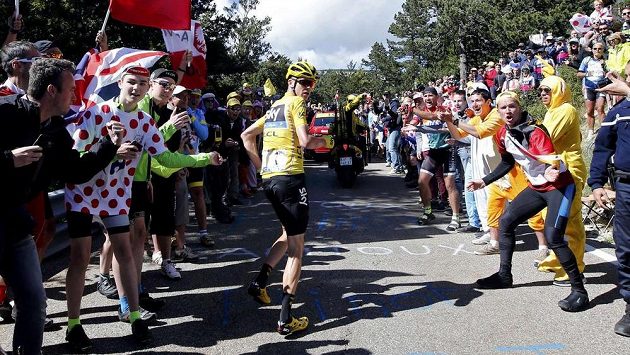 Kde mám náhradní kolo? Brit Chris Froome netrpělivě vyhlíží doprovodné vozidlo svého týmu. Kde mám náhradní kolo? Brit Chris Froome netrpělivě vyhlíží doprovodné vozidlo svého týmu.