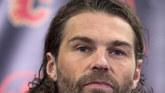 Jaromír Jágr v dresu Calgary po podpisu smlouvy. Jaromír Jágr v dresu Calgary po podpisu smlouvy.