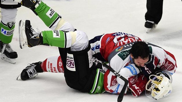 Šarvátka mezi Petrem Vampolou z Mladé Boleslavi a Nicholasem Schausem z Pardubic vyzněla lépe pro útočníka Východočechů. Ilustrační snímek. Šarvátka mezi Petrem Vampolou z Mladé Boleslavi a Nicholasem Schausem z Pardubic vyzněla lépe pro útočníka Východočechů. Ilustrační snímek.