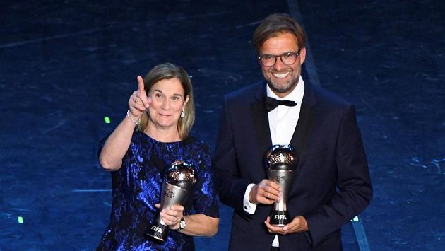 Kouč Liverpoolu Jürgen Klopp s trenérkou Američanek Jill Ellisovou při nedávném vyhlášení cen FIFA. Kouč Liverpoolu Jürgen Klopp s trenérkou Američanek Jill Ellisovou při nedávném vyhlášení cen FIFA.