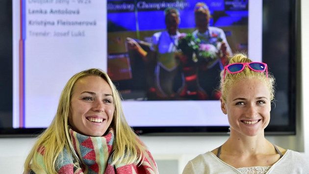 Skifařky Kristýna Fleissnerová (vlevo) a Lenka Antošová. Skifařky Kristýna Fleissnerová (vlevo) a Lenka Antošová.