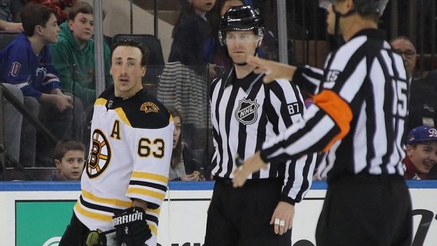 Brad Marchand odjíždí po krosčeku na Ryana Lindgrena na trestnou lavici. Brad Marchand odjíždí po krosčeku na Ryana Lindgrena na trestnou lavici.