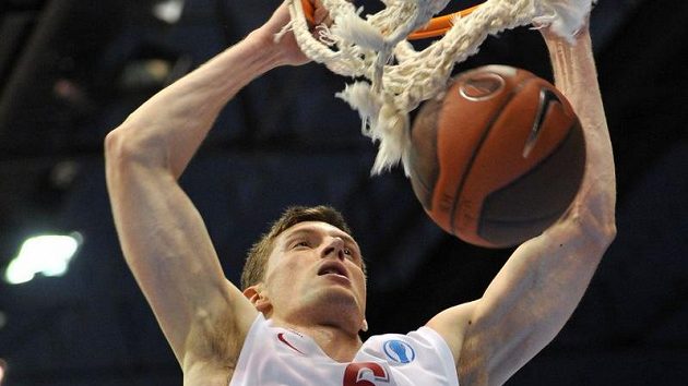 Basketbalista Nymburka Pavel Pumprla smečuje Basketbalista Nymburka Pavel Pumprla smečuje
