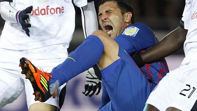 David Villa se kácí v bolestech se zlomenou holení. David Villa se kácí v bolestech se zlomenou holení.