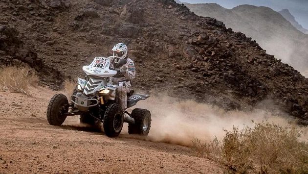 Čtyřkolkář Zdeněk Tůma i nadále překonává překážky prémiového ročníku Rallye Dakar v Saúdské Arábii. Nezastavily ho ani děravé zadní pneumatiky. Čtyřkolkář Zdeněk Tůma i nadále překonává překážky prémiového ročníku Rallye Dakar v Saúdské Arábii. Nezastavily ho ani děravé zadní pneumatiky.