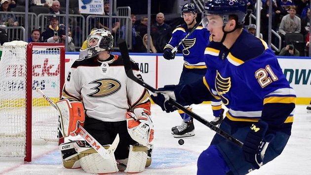 Gólman Anaheimu Ducks John Gibson obdržel branku v utkání NHL proti St. Louis Blues Gólman Anaheimu Ducks John Gibson obdržel branku v utkání NHL proti St. Louis Blues