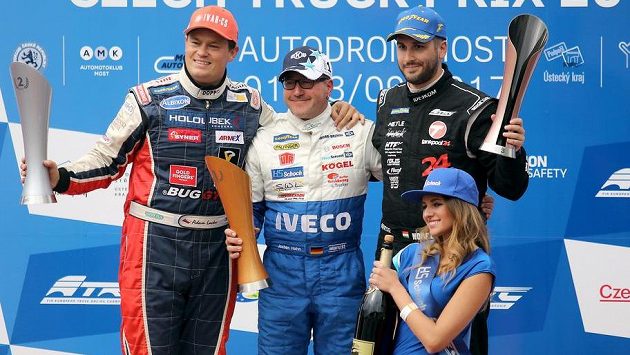 Na stupních vítězů po závodě ME v Mostě jsou po prvním závodě zleva jako druhý Adam Lacko z ČR, první Jochen Hahn z Německa a jako třetí Norbert Kiss z Maďarska. Na stupních vítězů po závodě ME v Mostě jsou po prvním závodě zleva jako druhý Adam Lacko z ČR, první Jochen Hahn z Německa a jako třetí Norbert Kiss z Maďarska.