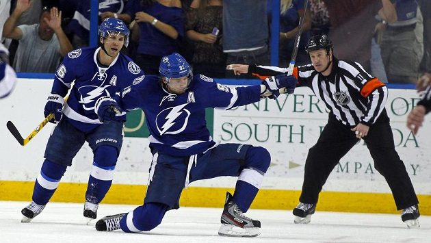 Steven Stamkos (uprostřed) se raduje se spoluhráčem z Tampy Martinem St. Louisem, vpravo rozhodčí Kelly Sutherland při utkání s Washingtonem. Steven Stamkos (uprostřed) se raduje se spoluhráčem z Tampy Martinem St. Louisem, vpravo rozhodčí Kelly Sutherland při utkání s Washingtonem.