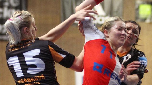 Monika Rajnohová (uprostřed) ze Slavie a hráčky Mostu Markéta Jeřábková (vlevo) a Petra Beňušková (vpravo). Monika Rajnohová (uprostřed) ze Slavie a hráčky Mostu Markéta Jeřábková (vlevo) a Petra Beňušková (vpravo).