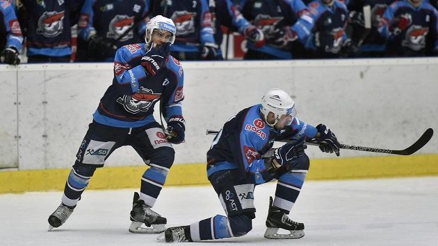 Chomutovský útočník Nicolas Hlava se raduje z extraligového gólu. Přijíždí mu gratulovat spoluhráč Brett Flemming. Chomutovský útočník Nicolas Hlava se raduje z extraligového gólu. Přijíždí mu gratulovat spoluhráč Brett Flemming.