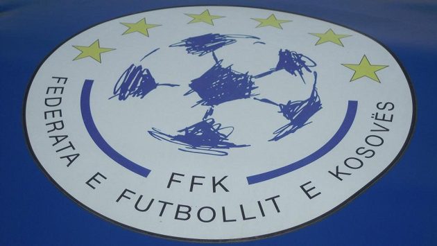 Logo kosovské federace na domácí střídačce v Prištině. Logo kosovské federace na domácí střídačce v Prištině.