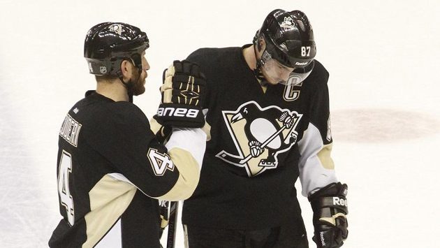Obránce Pittsburghu Penguins Rob Scuderi (vlevo) konejší kapitána Tučňáků Sidneyho Crosbyho po porážce v sedmém zápase čtvrtfinále proti Rangers. Obránce Pittsburghu Penguins Rob Scuderi (vlevo) konejší kapitána Tučňáků Sidneyho Crosbyho po porážce v sedmém zápase čtvrtfinále proti Rangers.