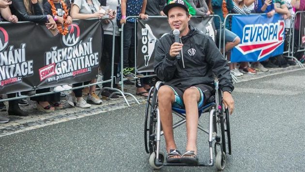 Freestyle motocyklista Libor Podmol v netradiční roli moderátora na vozíku Freestyle motocyklista Libor Podmol v netradiční roli moderátora na vozíku