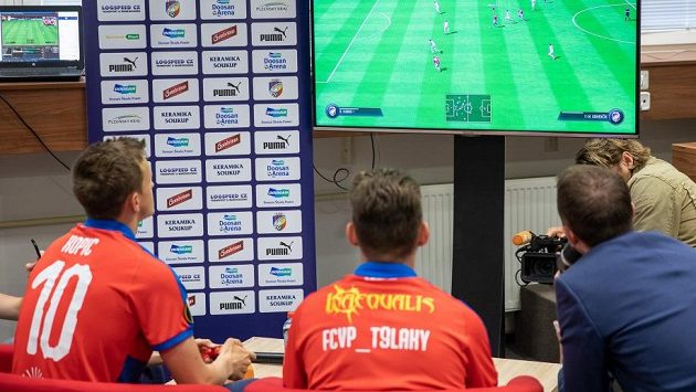 Plzeňský záložník Jan Kopic (vlevo) a Lukáš Pour, alias T9Laky se utkali v konzolové hře FIFA. Plzeňský záložník Jan Kopic (vlevo) a Lukáš Pour, alias T9Laky se utkali v konzolové hře FIFA.