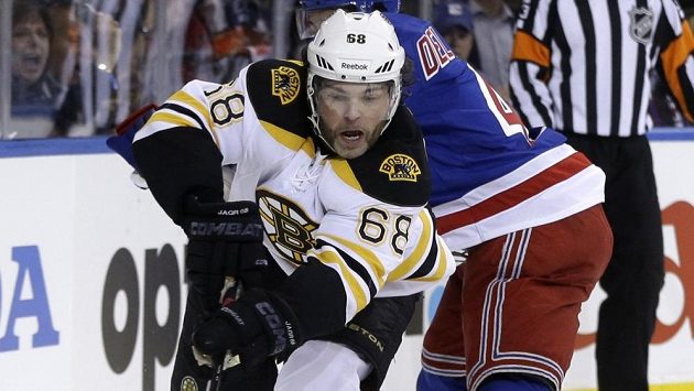 Jaromír Jágr z Bostonu (v bílém) si kryje puk před Del Zottem z NY Rangers. Jaromír Jágr z Bostonu (v bílém) si kryje puk před Del Zottem z NY Rangers.