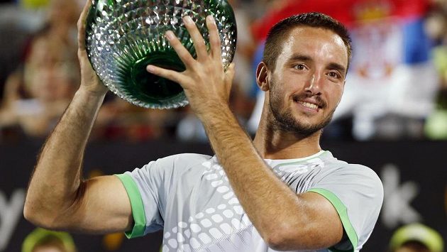 Viktor Troicki se raduje s trofejí pro vítěze turnaje v Sydney. Viktor Troicki se raduje s trofejí pro vítěze turnaje v Sydney.