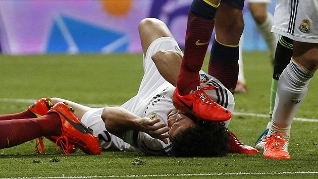 Sergio Busquets z Barcelony šlape na hlavu Pepému z Realu Madrid. Sergio Busquets z Barcelony šlape na hlavu Pepému z Realu Madrid.