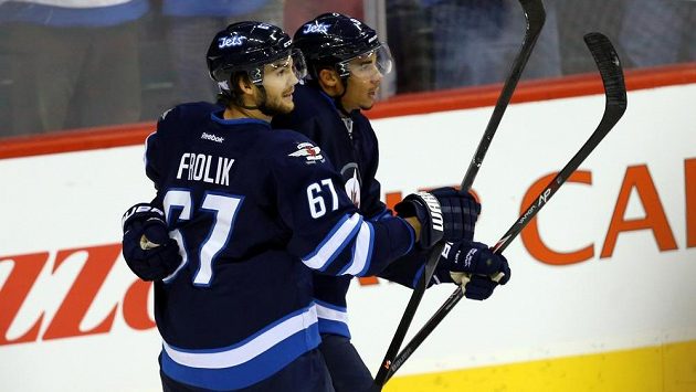 Útočník Winnipegu Michael Frolík (67) a Evander Kane (9) se radují z gólu do sítě New Jersey. Útočník Winnipegu Michael Frolík (67) a Evander Kane (9) se radují z gólu do sítě New Jersey.