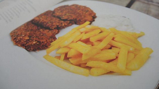 Karbanátek, hranolky a tatarka. Ale úplně jinak. Bez masa, smažení. Karbanátek, hranolky a tatarka. Ale úplně jinak. Bez masa, smažení.