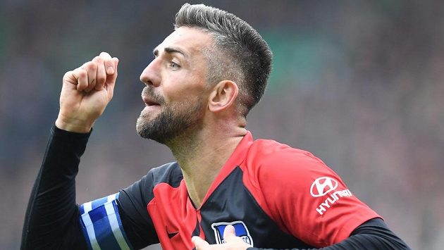 Útočník Herthy Berlín Vedad Ibiševič si žádá žlutou kartu pro svou osobu. Útočník Herthy Berlín Vedad Ibiševič si žádá žlutou kartu pro svou osobu.