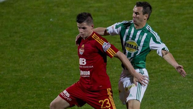 Ondřej Vrzal z Dukly (vlevo) si kryje míč před Janem Moravcem z Bohemians 1905. Ondřej Vrzal z Dukly (vlevo) si kryje míč před Janem Moravcem z Bohemians 1905.