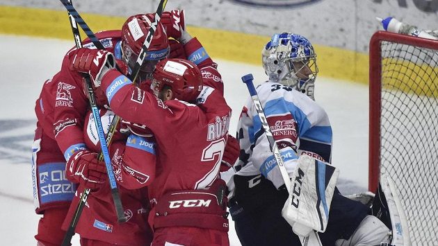 Hrozen radujících se třineckých hráčů a smutný liberecký brankář Roman Will. Ocelářům chybí k titulu jediné vítězství. Hrozen radujících se třineckých hráčů a smutný liberecký brankář Roman Will. Ocelářům chybí k titulu jediné vítězství.