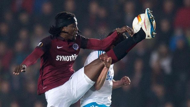 Sparťan Costa ve vzdušném souboji během utkání Evropské ligy se Schalke. Sparťan Costa ve vzdušném souboji během utkání Evropské ligy se Schalke.