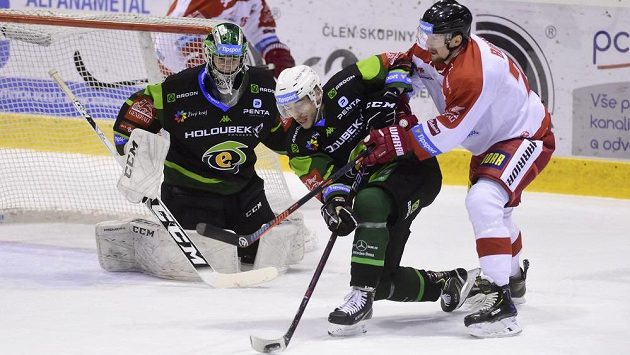 Zleva brankář Jan Bednář a Michal Plutnar z Karlových Varů a Vilém Burian z Olomouce. Zleva brankář Jan Bednář a Michal Plutnar z Karlových Varů a Vilém Burian z Olomouce.