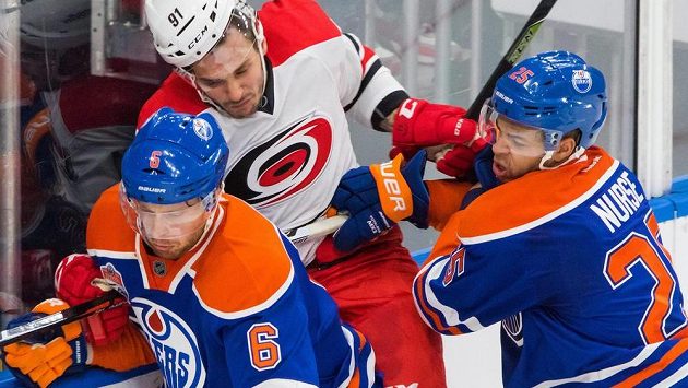 Český útočník Martin Frk trpí mezi dvojicí edmontonských hráčů Darnell Nurse, Adam Larsson. Český útočník Martin Frk trpí mezi dvojicí edmontonských hráčů Darnell Nurse, Adam Larsson.