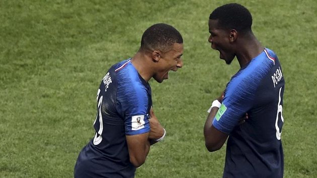 Kylian Mbappé (vlevo) oslavuje svůj gól proti Chorvatům s Paulem Pogbou. Kylian Mbappé (vlevo) oslavuje svůj gól proti Chorvatům s Paulem Pogbou.