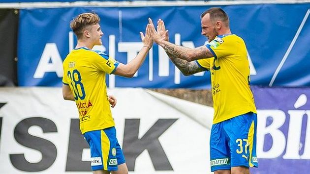 Zleva Jakub Emmer a Jakub Řezníček z Teplic se radují z branky. Ilustrační foto. Zleva Jakub Emmer a Jakub Řezníček z Teplic se radují z branky. Ilustrační foto.