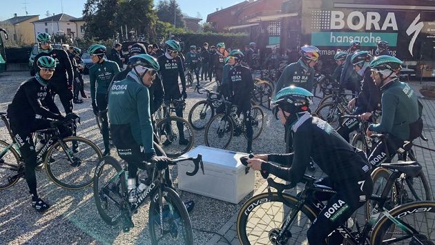 Tři cyklisté elitní německé stáje Bora-hansgrohe utrpěli zranění poté, co se při tréninkové jízdě v Itálii dostali do kolize s autem. Tři cyklisté elitní německé stáje Bora-hansgrohe utrpěli zranění poté, co se při tréninkové jízdě v Itálii dostali do kolize s autem.
