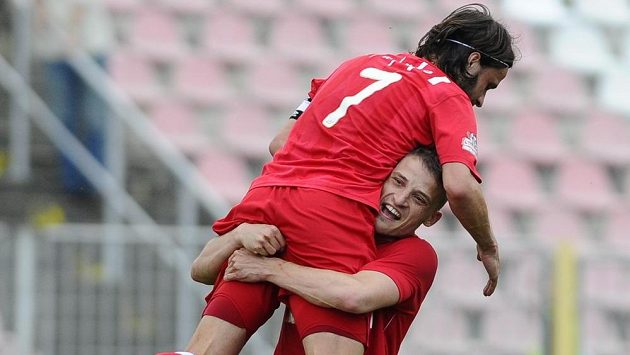 Záložníci Zbrojovky Pavel Zavadil (zády) a David Pašek se radují z vyrovnávacího gólu proti Mladé Boleslavi, který vstřelil Šimon Šumbera (není na snímku). Záložníci Zbrojovky Pavel Zavadil (zády) a David Pašek se radují z vyrovnávacího gólu proti Mladé Boleslavi, který vstřelil Šimon Šumbera (není na snímku).