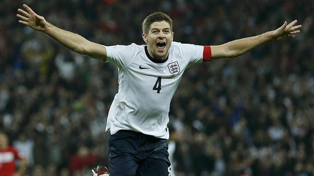 Kapitán Albionu Steven Gerrard slaví výhru nad Polskem i postup na MS. Kapitán Albionu Steven Gerrard slaví výhru nad Polskem i postup na MS.