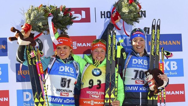 Tři nejlepší z vytrvalostního závodu na MS v Hochfilzenu (zleva): Stříbrná Gabriela Koukalová, zlatá Laura Dahlmeierová a bronzová Alexia Runggaldierová. Tři nejlepší z vytrvalostního závodu na MS v Hochfilzenu (zleva): Stříbrná Gabriela Koukalová, zlatá Laura Dahlmeierová a bronzová Alexia Runggaldierová.