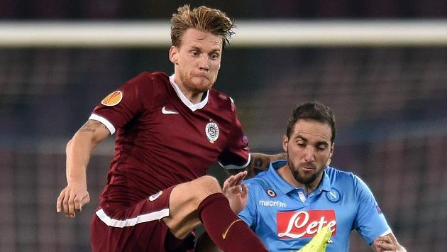 Sparťanský stoper Radoslav Kováč (vlevo) se snaží dostat k míči přes neapolského útočníka Gonzala Higuaína. Sparťanský stoper Radoslav Kováč (vlevo) se snaží dostat k míči přes neapolského útočníka Gonzala Higuaína.
